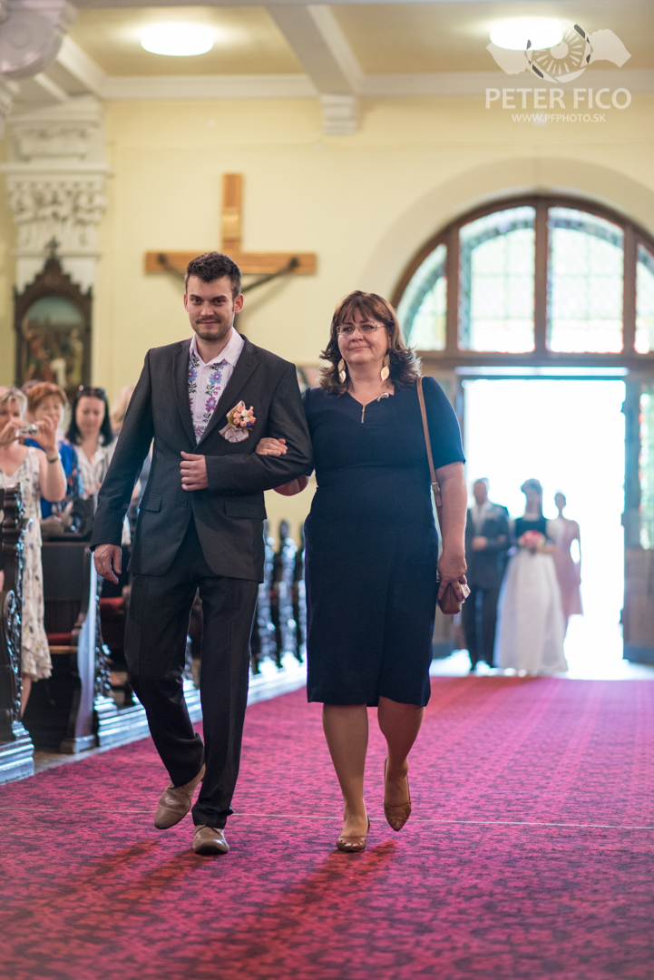 Krásne tradičné svadobné fotky v Bratislave. Peter Fico svadobný fotograf