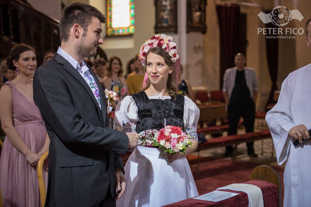 Krásne tradičné svadobné fotky v Bratislave. Peter Fico svadobný fotograf