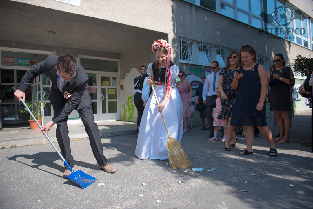 Krásne tradičné svadobné fotky v Bratislave. Peter Fico svadobný fotograf