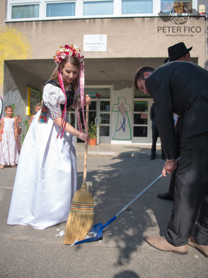 Krásne tradičné svadobné fotky v Bratislave. Peter Fico svadobný fotograf