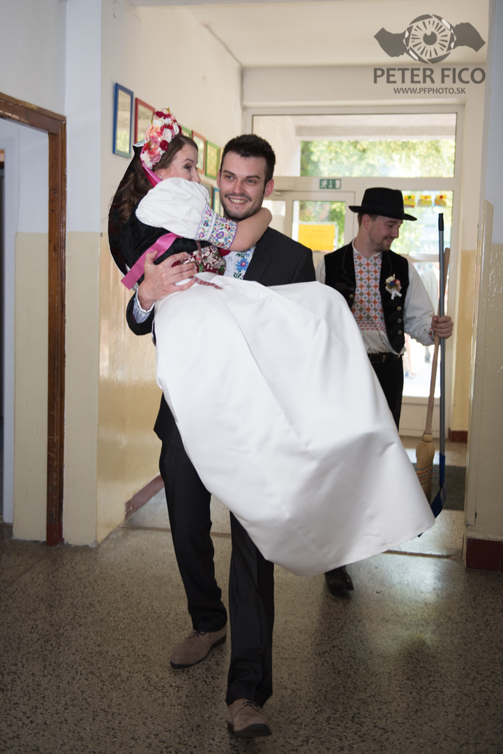 Krásne tradičné svadobné fotky v Bratislave. Peter Fico svadobný fotograf