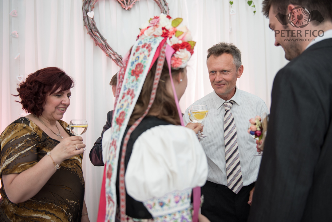 Krásne tradičné svadobné fotky v Bratislave. Peter Fico svadobný fotograf