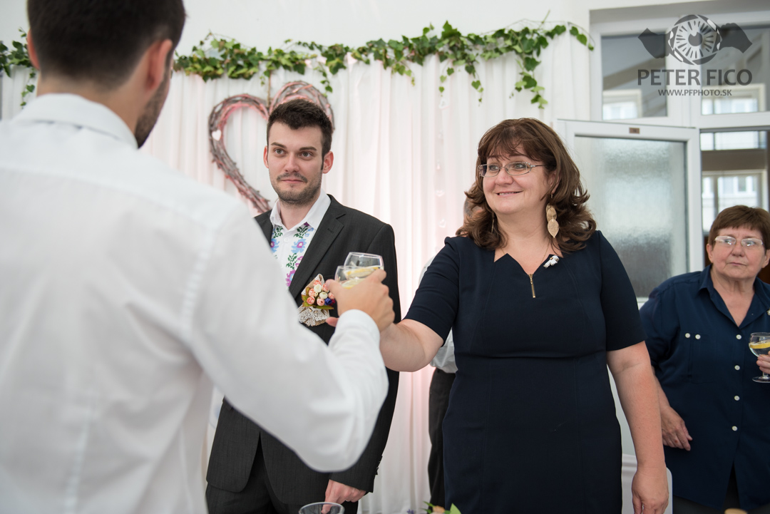 Krásne tradičné svadobné fotky v Bratislave. Peter Fico svadobný fotograf