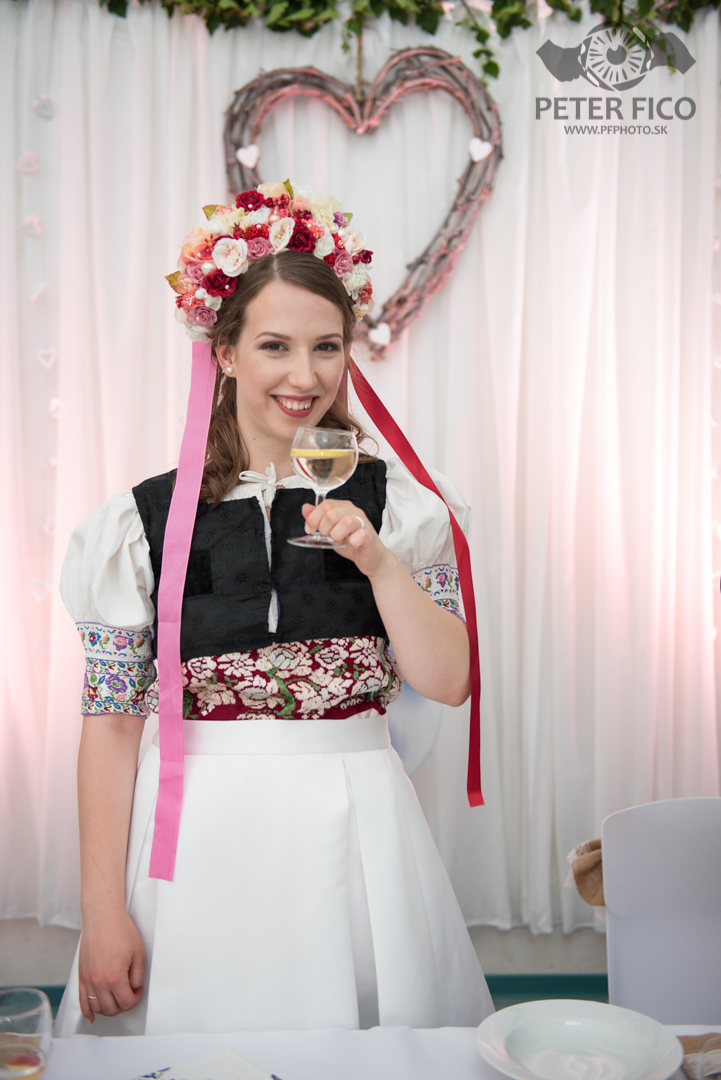 Krásne tradičné svadobné fotky v Bratislave. Peter Fico svadobný fotograf