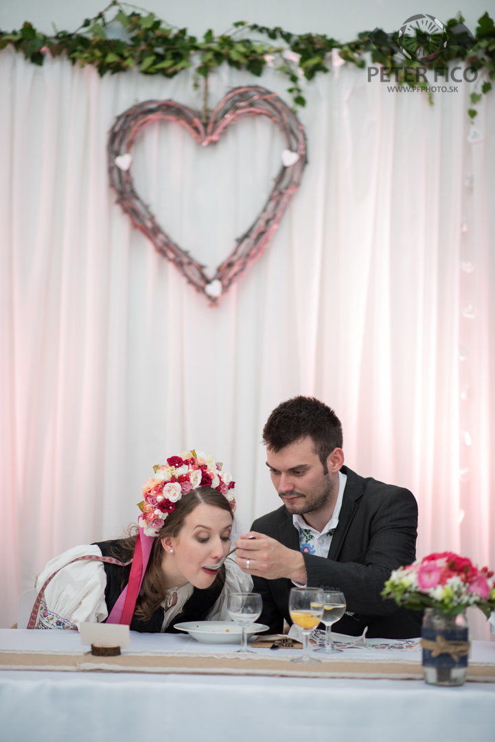 Krásne tradičné svadobné fotky v Bratislave. Peter Fico svadobný fotograf