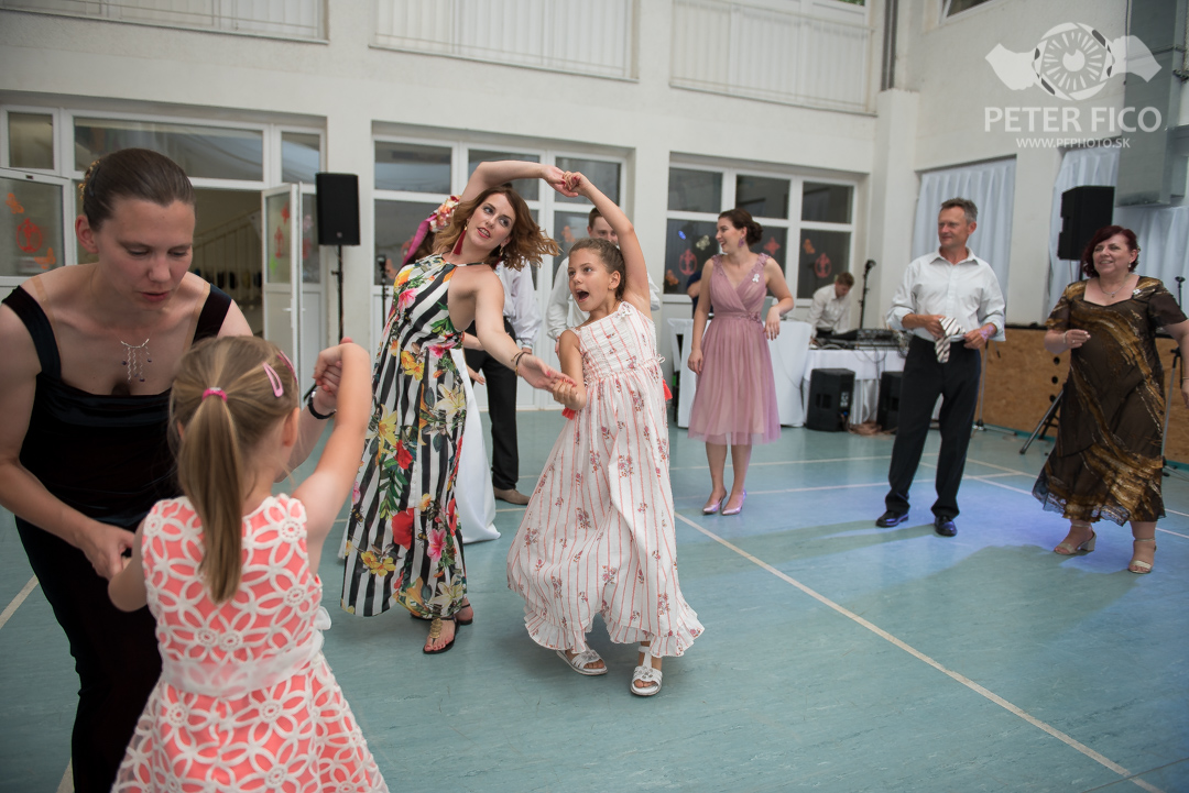 Krásne tradičné svadobné fotky v Bratislave. Peter Fico svadobný fotograf