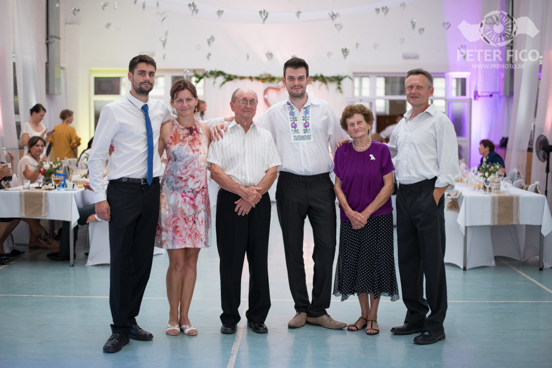 Krásne tradičné svadobné fotky v Bratislave. Peter Fico svadobný fotograf