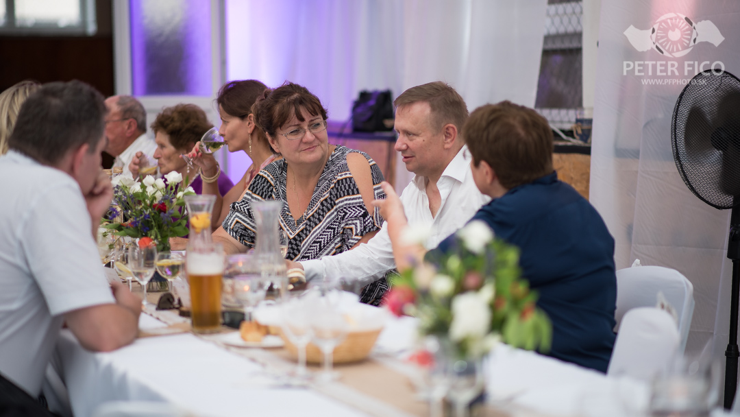 Krásne tradičné svadobné fotky v Bratislave. Peter Fico svadobný fotograf