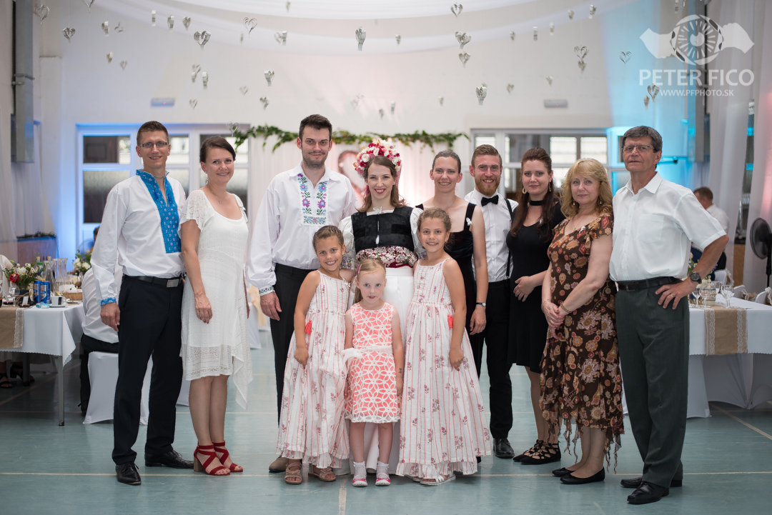 Krásne tradičné svadobné fotky v Bratislave. Peter Fico svadobný fotograf