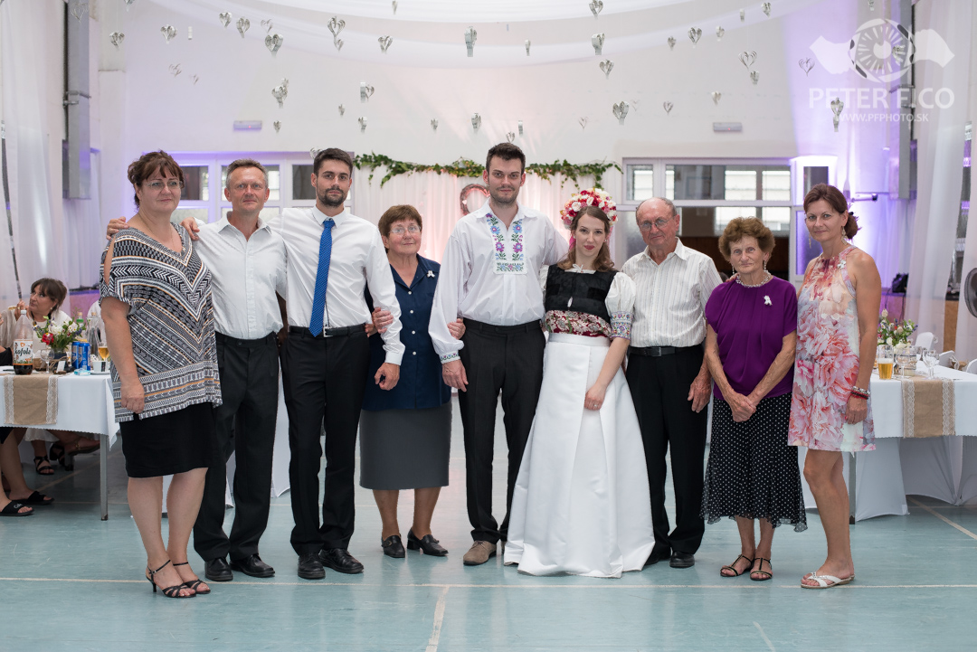 Krásne tradičné svadobné fotky v Bratislave. Peter Fico svadobný fotograf