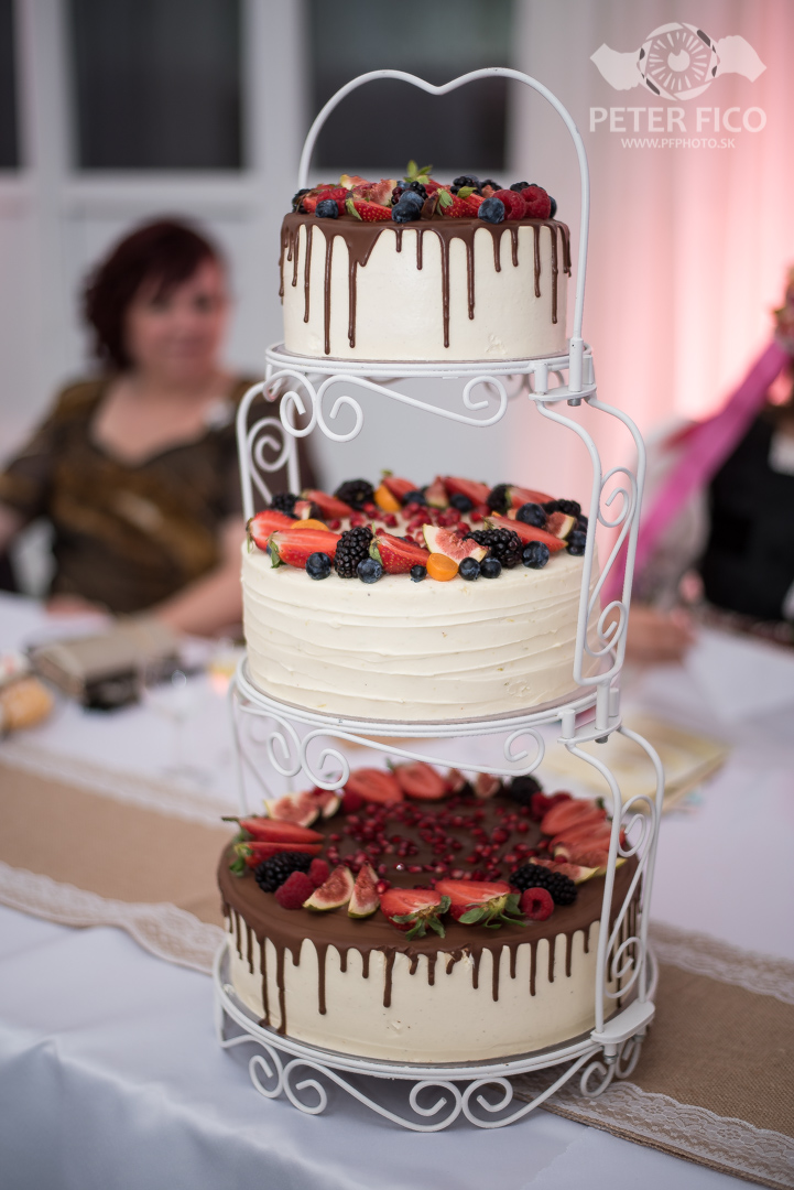 Krásne tradičné svadobné fotky v Bratislave. Peter Fico svadobný fotograf