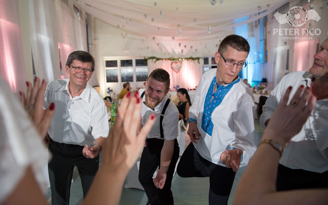 Krásne tradičné svadobné fotky v Bratislave. Peter Fico svadobný fotograf