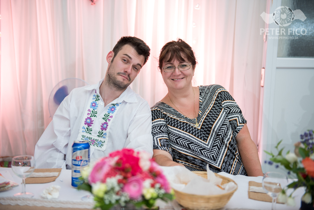 Krásne tradičné svadobné fotky v Bratislave. Peter Fico svadobný fotograf