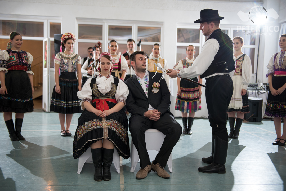 Krásne tradičné svadobné fotky v Bratislave. Peter Fico svadobný fotograf