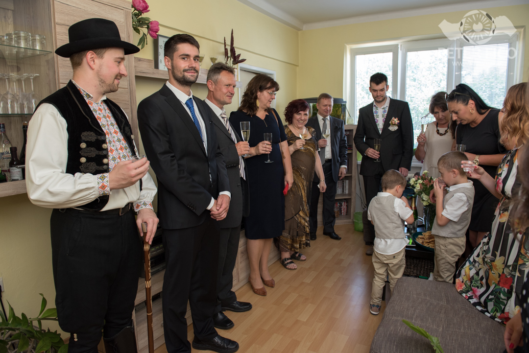 Krásne stradičné vadobné fotky sv Bratislave Peter Fico svadobný fotograf