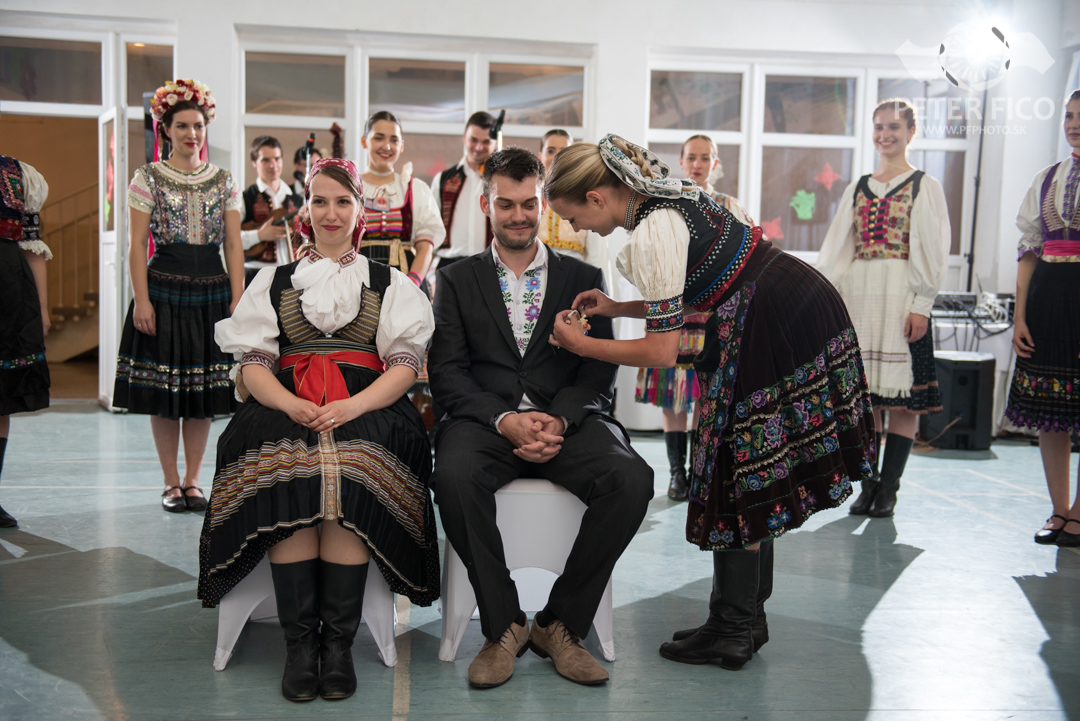 Krásne tradičné svadobné fotky v Bratislave. Peter Fico svadobný fotograf