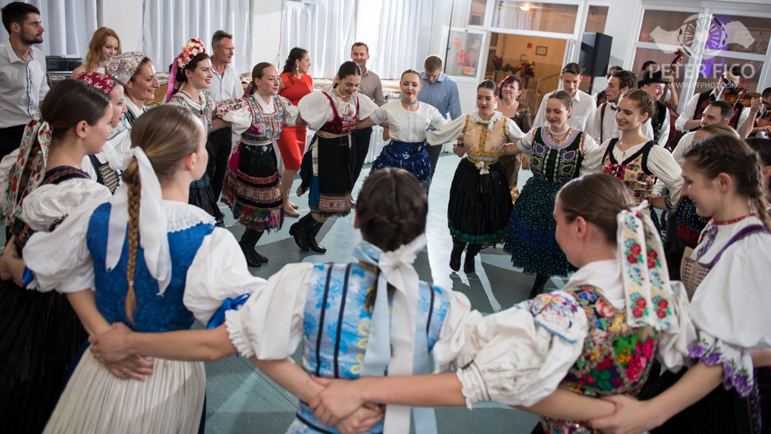 Krásne tradičné svadobné fotky v Bratislave. Peter Fico svadobný fotograf