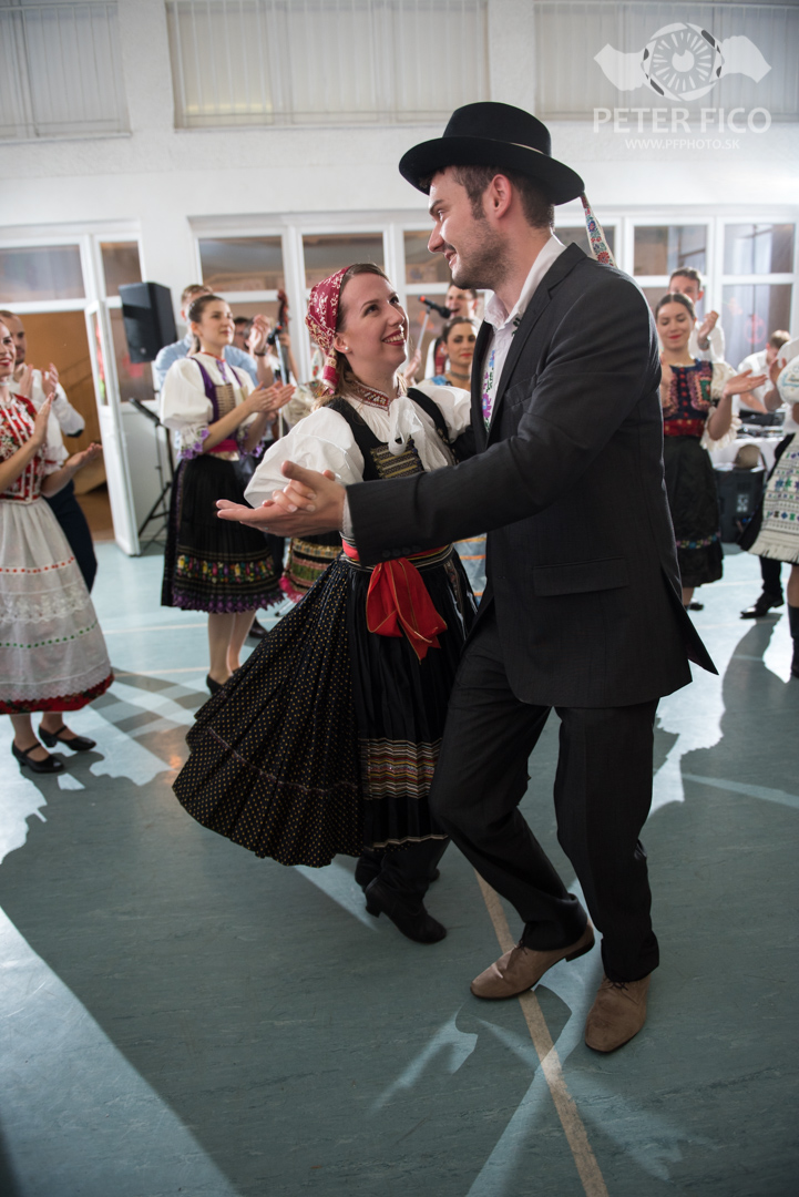 Krásne tradičné svadobné fotky v Bratislave. Peter Fico svadobný fotograf